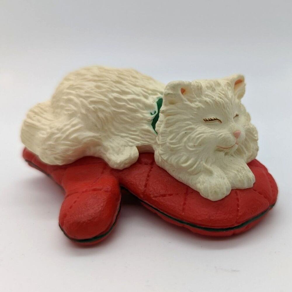 1995 Cat Naps Hallmark‎ Collector Ornament White Persian Red Oven Mitten Clip-on